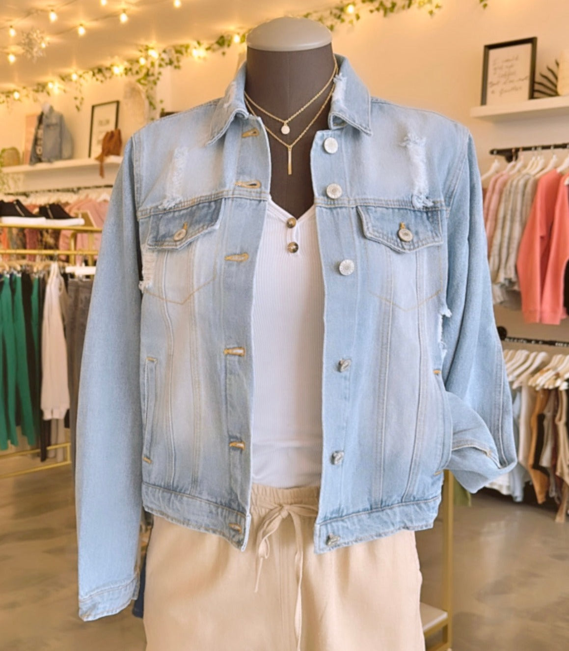 Light jean jacket outfit on sale ideas